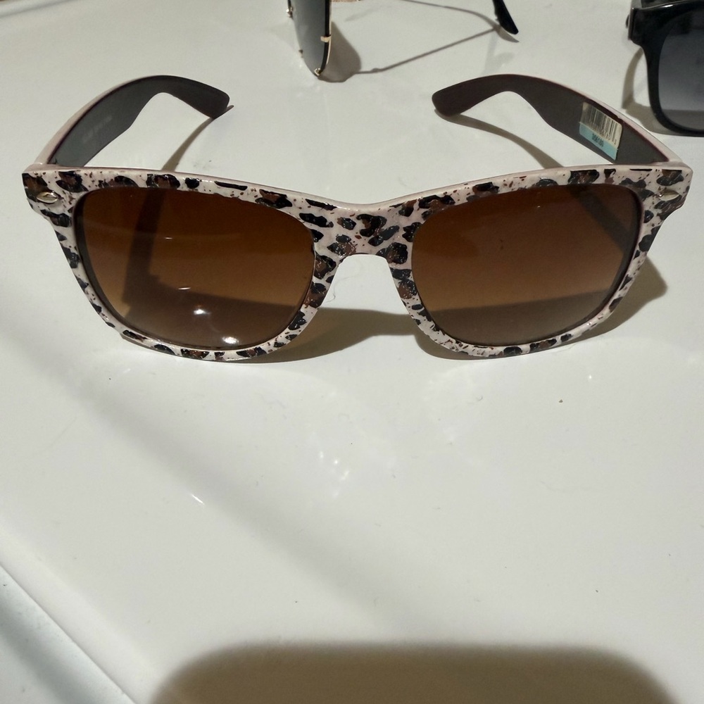 Stylish Women's Sunglasses Set - Leopard Print & Oversized Aviator - Picture 3 of 5